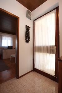 uma sala de estar com uma porta de correr com uma janela em Apartments with a parking space Ravni, Labin - 7613 em Ravni