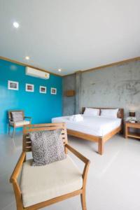 Cette chambre comprend 2 lits et une chaise. dans l'établissement Moonlight Cottage, à Ban Pa Khlok