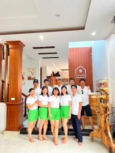 un grupo de personas posando para una foto en una habitación en 150 Homestay en Ðồng Hới
