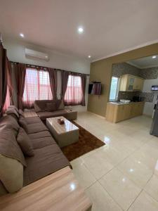 - un grand salon avec un canapé et une table dans l'établissement Diyar Villas Puncak M6/14, à Puncak
