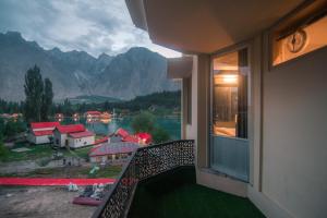einen Balkon mit Stadt- und Bergblick in der Unterkunft Tibet Hotel in Skardu
