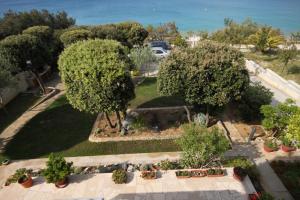Zdjęcie z galerii obiektu Family friendly seaside apartments Kozino, Zadar - 6184 w Petrčane