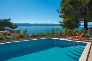 Fotografia z galérie ubytovania Seaside luxury villa with a swimming pool Medici, Omis - 6071 v Mimiciach