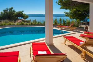 Fotografia z galérie ubytovania Seaside luxury villa with a swimming pool Medici, Omis - 6071 v Mimiciach