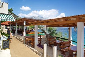 Fotografia z galérie ubytovania Apartments by the sea Pisak, Omis - 7519 v Mimiciach