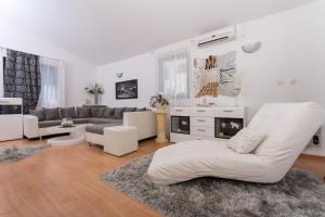 Fotografia z galérie ubytovania Apartments by the sea Okrug Gornji, Ciovo - 6078 v Trogiri