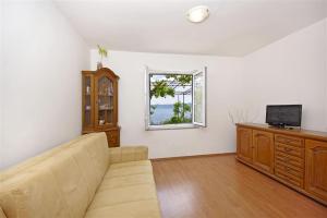 TV a/nebo společenská místnost v ubytování Apartments by the sea Dugi Rat, Omis - 7575