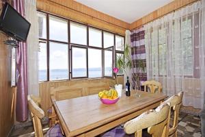 TV a/nebo společenská místnost v ubytování Apartments by the sea Dugi Rat, Omis - 7575