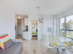 uma sala de estar branca com uma mesa e um sofá em Appartement Saint-Jean-de-Luz, 2 pièces, 4 personnes - FR-1-4-646 em Saint-Jean-de-Luz