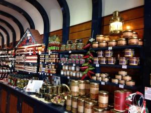 a store filled with lots of jars on display at Studio moderne Ciboure, cœur historique, idéal pour couples - FR-1-4-657 in Ciboure