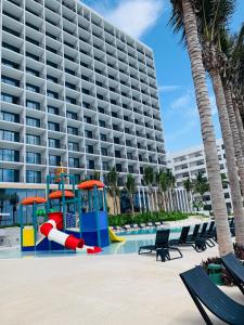 una piscina con parque infantil frente a un hotel en Viaggio Resort Mazatlán, en Mazatlán