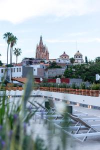 - une vue sur la ville depuis le toit d'un bâtiment dans l'établissement Casa 1810 Parque Hotel Boutique, à San Miguel de Allende