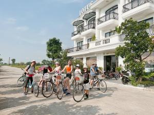 Eine Gruppe von Leuten, die Fahrrad fahren. in der Unterkunft Lotus Hotel Ninh Bình in Ninh Bình