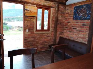 a room with a bench and a brick wall at Cabaña lagovilla in Villa de Leyva