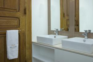 a bathroom with two sinks and a mirror at Casa de Cambres in Lamego