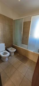 uma casa de banho com um WC, um lavatório e um chuveiro em Dúplex amplio y luminoso em San Fernando del Valle de Catamarca