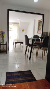 Agradable casa para una excelente estadía. في بالميرا: غرفة طعام مع طاولة وكراسي +4 صور