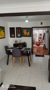 Agradable casa para una excelente estadía. في بالميرا: غرفة طعام مع طاولة وكراسي