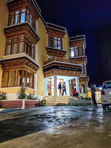 een groep mensen die buiten een gebouw staan bij HOTEL NATURE's LAND in Leh