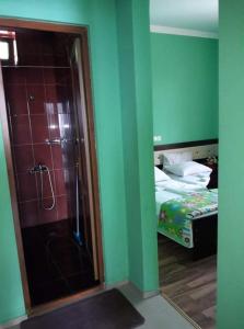1 dormitorio con 1 cama y baño con ducha. en Sarpi In en Gonio