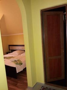 1 dormitorio con 1 cama al lado de una puerta en Sarpi In en Gonio