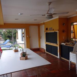 a kitchen with a white table in a room at Habitación de huéspedes con entrada independiente in Concordia