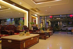 un vestíbulo con una tienda con sillas y mesas en Palawan Uno Hotel, en Puerto Princesa City