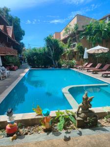 Het zwembad bij of vlak bij Grand Thai House Resort