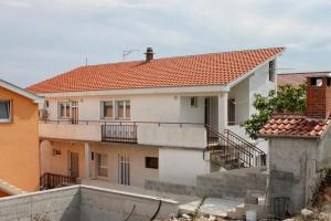 uma casa branca com um telhado vermelho em Apartments with a parking space Sveti Petar, Biograd - 6174 em Sveti Filip i Jakov