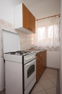 uma cozinha com um fogão e um forno com placa de fogão branca em Apartments with a parking space Sveti Petar, Biograd - 6174 em Sveti Filip i Jakov