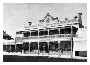 uma foto a preto e branco de um grande edifício em Oxford on Otho em Inverell