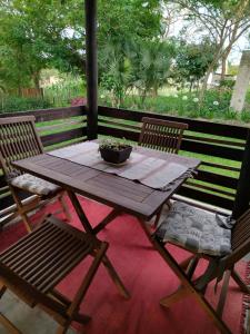 una mesa de madera y 2 sillas en el patio en HomeSweetHome Farm Cottage, en Nelspruit