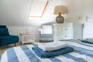 1 dormitorio con 1 cama, 1 silla y 1 ventana en Spacious luxury holiday home/villa - Ruime luxe vakantiewoning/-Villa en Ede