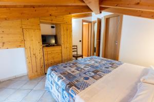 a bedroom with a bed in a room with wooden ceilings at B&B Il Vicoletto Del Casale in Centola