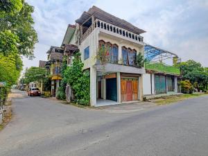 a building on the side of a street at SPOT ON 91540 Ukuh Guesthouse in Prambanan