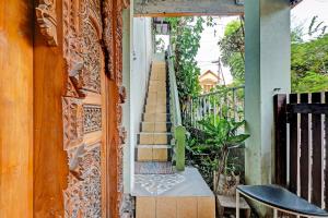 a stairway leading up to a house at SPOT ON 91540 Ukuh Guesthouse in Prambanan