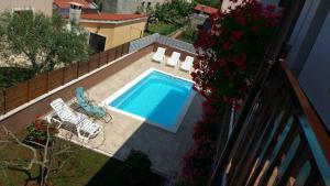einen Balkon mit Poolblick in der Unterkunft Family friendly apartments with a swimming pool Pula - 7610 in Pula