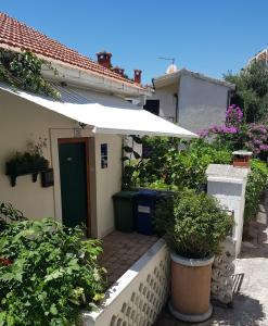 Fotografia z galérie ubytovania Apartments by the sea Omis - 6003 v Omise
