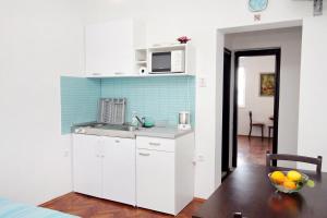 Fotografia z galérie ubytovania Apartments by the sea Omis - 6003 v Omise