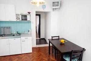 Fotografia z galérie ubytovania Apartments by the sea Omis - 6003 v Omise