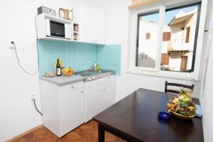 Fotografia z galérie ubytovania Apartments by the sea Omis - 6003 v Omise