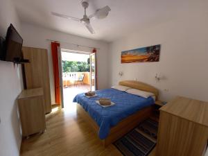 1 dormitorio con 1 cama con edredón azul en Apartments by the sea Sobra, Mljet - 7531, en Sobra