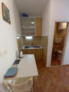 una pequeña cocina con lavabo y aseo en Apartments by the sea Sobra, Mljet - 7531, en Sobra