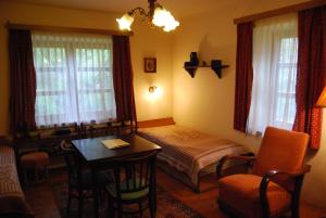 韋萊姆的住宿－Boróka Apartmanházak - Öregház，一间卧室配有一张床、一张桌子和一张桌子