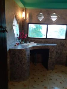 baño con lavabo y ventana en Koh Tao Royal Resort, en Ko Tao