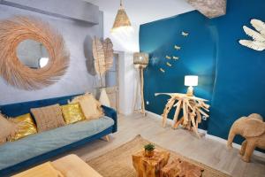 sala de estar con paredes azules y sofá azul en Appartements Premium en Hyper Centre Ville, en Brignoles