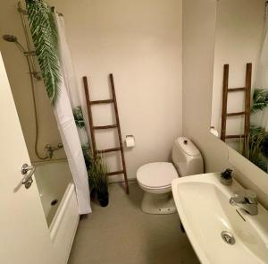 uma casa de banho com um WC e um lavatório em A11 em Ålesund