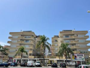 レッジョ・ディ・カラブリアにあるArtemis Casa Vacanzaの車が目の前に停まった大きなアパートメントです。