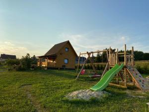 un parque infantil con un tobogán en un patio en Domek na Wsi, en Bodzentyn