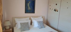 Кровать или кровати в номере Private Apartment in Saint Elena